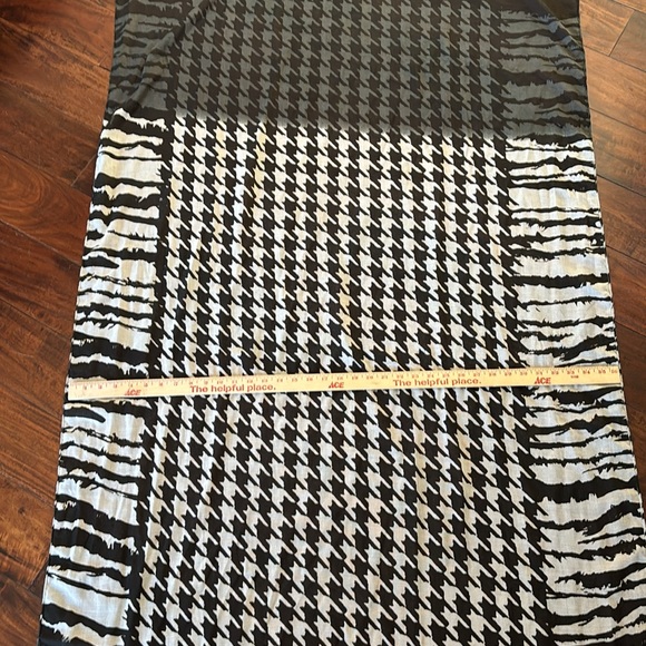 Express | houndstooth patterned polyester scarf wrap - Picture 7 of 11